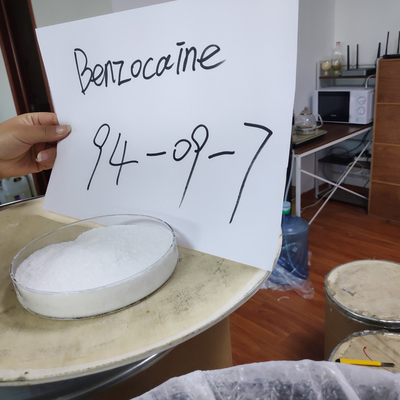 Polvo blanco del Benzocaine de CAS 94-09-7 para los productos farmacéuticos