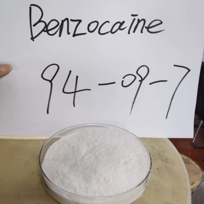 Polvo a granel el 99% puro material farmacéutico del Benzocaine de CAS 94-09-7 de la mejor calidad excelente del precio de la fuente